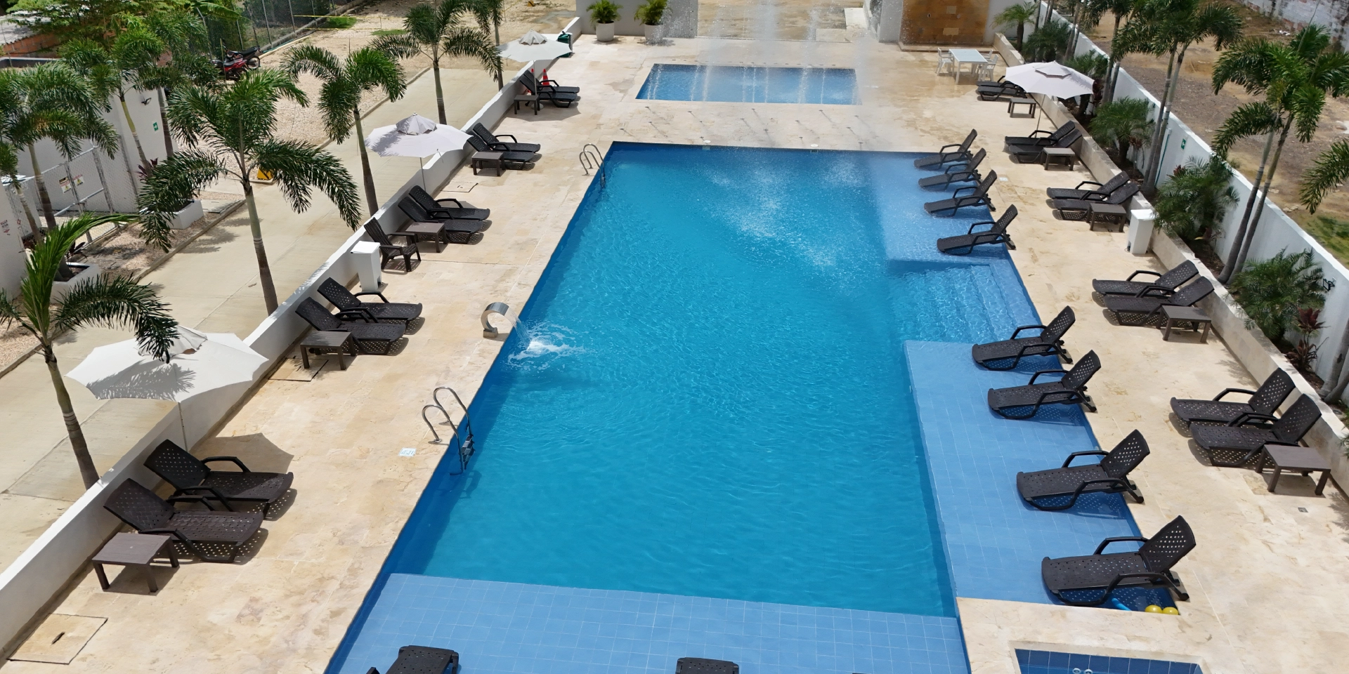 on-vacation-colombia-destino-covenas-hotel-ciela-piscina-asoleadoras